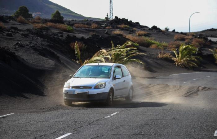 La ceniza volcánica y el viento se unen para provocar daños en Las Manchas, en La Palma