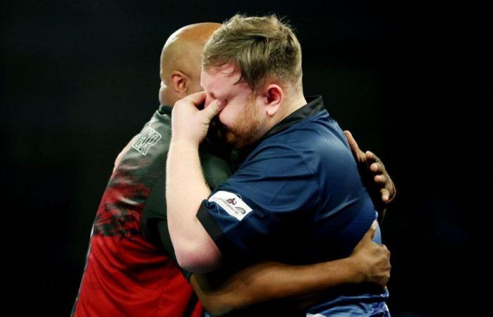 Cameron Menzies llora mientras Leonard Gates emociona a la multitud de Ally Pally mientras James Wade se estrella y Gerwyn Price sigue adelante.