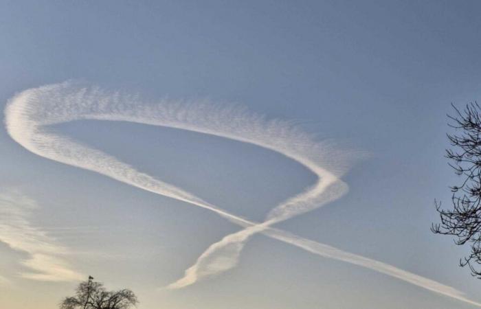 Símbolo de rehenes formado en el cielo israelí