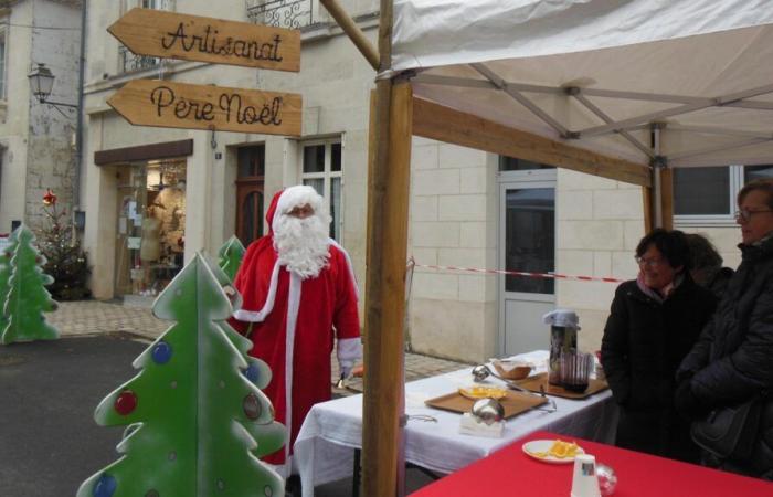 Creaciones a precios reducidos en el mercado navideño de Luynes