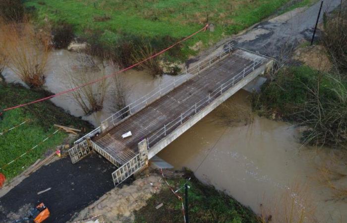 Los trabajos de reconstrucción del puente sobre los Patones están en marcha.