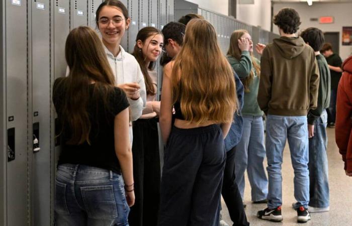 Privados de sus móviles en todo momento en la escuela: algunos adolescentes protestan, otros aplauden