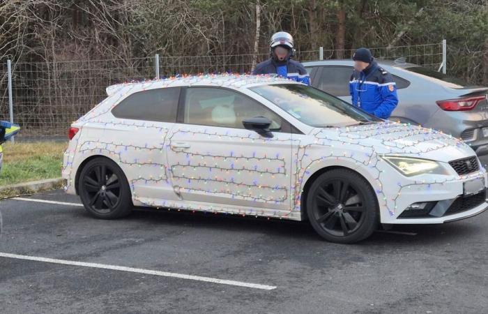 Al volante de un coche adornado con guirnaldas navideñas, un joven conductor circulaba a 219 km/h