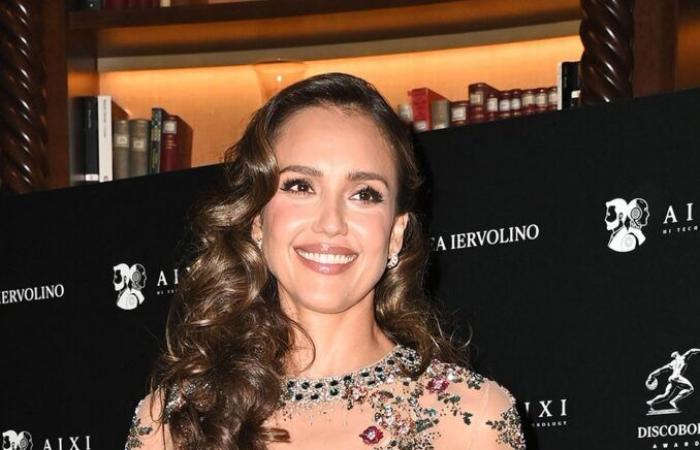 Toda en transparencia, Jessica Alba y su vestido primaveral en la alfombra roja de Roma