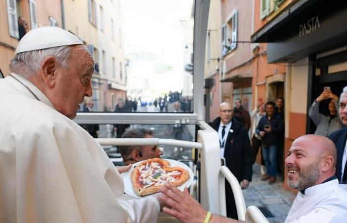 VIDEO. Cuando el Papa Francisco bendijo una pizza en Ajaccio