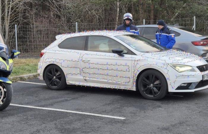 A 220 km/h por la A75, celebra la Navidad con su coche adornado con guirnaldas, la policía no le hace ningún regalo