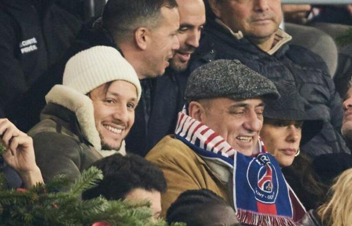 Vianney con un miembro de su familia, Caroline Receveur con su marido… Gente guapa en las gradas del Parque de los Príncipes del PSG-OL (FOTOS)