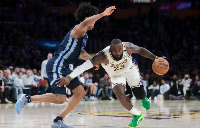 LeBron James regresa a sus Lakers tras una ausencia por motivos personales