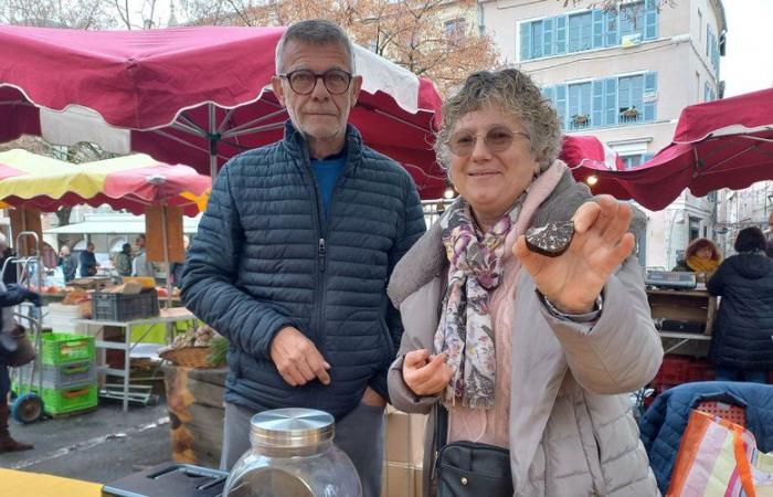 En el mercado de Cahors, las trufas se venden como pan caliente y a precios elevados.