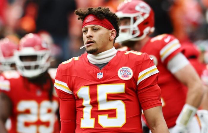 Patrick Mahomes (Chiefs) abandona el campo tras una lesión en el tobillo