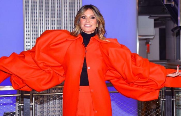 Heidi Klum presume sus interminables piernas con un vestido de lentejuelas cortado hasta la parte superior de los muslos