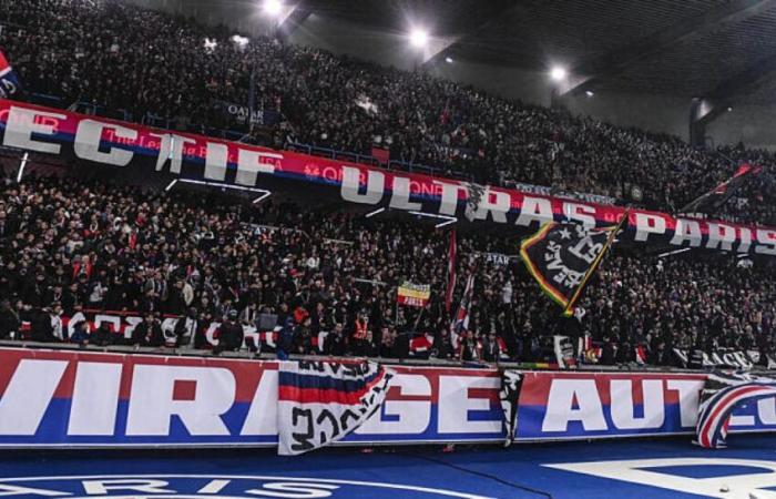 La polémica pancarta rápidamente retirada en la curva de Auteuil.