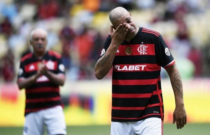 El exdelantero brasileño Adriano rompe a llorar durante un partido en su honor (vídeo)