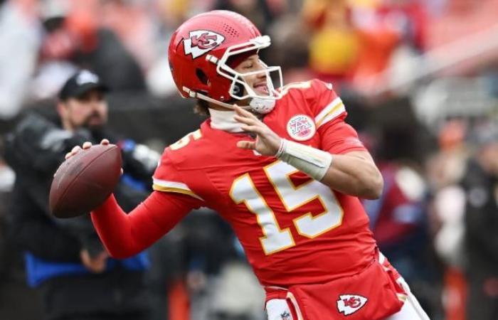 Patrick Mahomes (Kansas City) lesionado en un tobillo