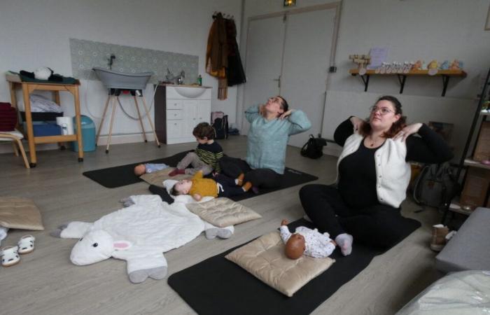 Yoga mamá-bebé… Élodie Roupenel ofrece talleres para padres en Calvados