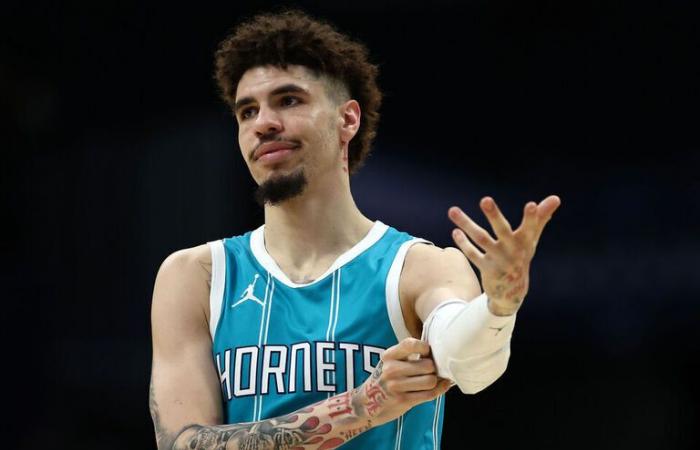 LaMelo regresa de una ausencia de 7 juegos en la derrota ante los 76ers