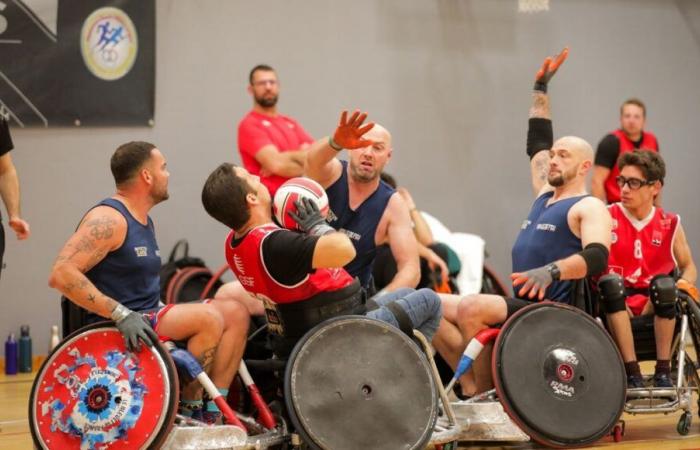 Los heridos de guerra juegan un partido de rugby en silla de ruedas contra el club Niort en el CREPS de Poitiers