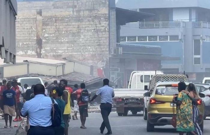 Potente terremoto mata al menos a 14 personas, carrera contra el tiempo para encontrar supervivientes