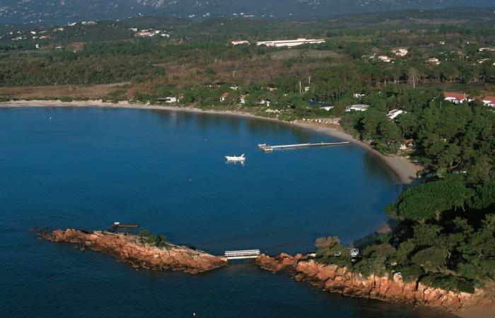 En Cala Rossa, ¿la cabaña es de dominio público marítimo?