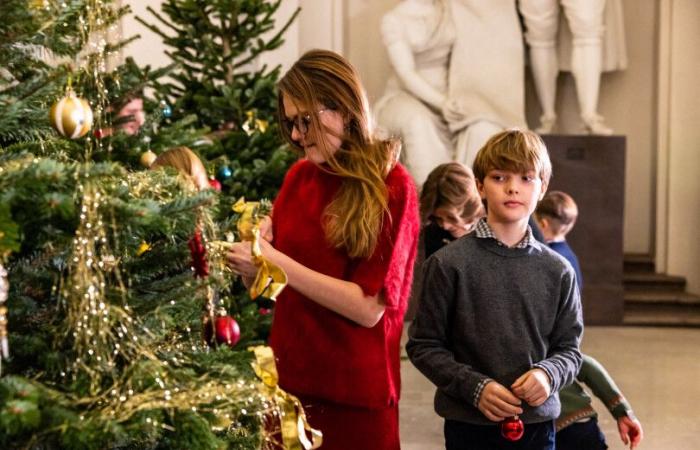 Rodeada de sus nietos, Silvia de Suecia recibe árboles de Navidad