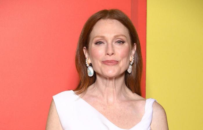 Julianne Moore canaliza el minimalismo de los 90 con un vestido camisero de The Row en el estreno de ‘The Room Next Door’ en París