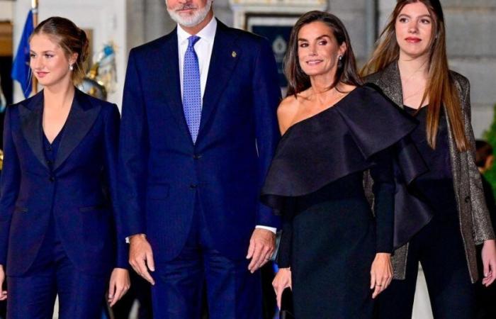 Letizia y Felipe VI de España junto a sus hijas Leonor y Sofía: finalmente revelada su simbólica tarjeta de felicitación