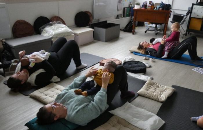 Yoga mamá-bebé… Élodie Roupenel ofrece talleres para padres en Calvados