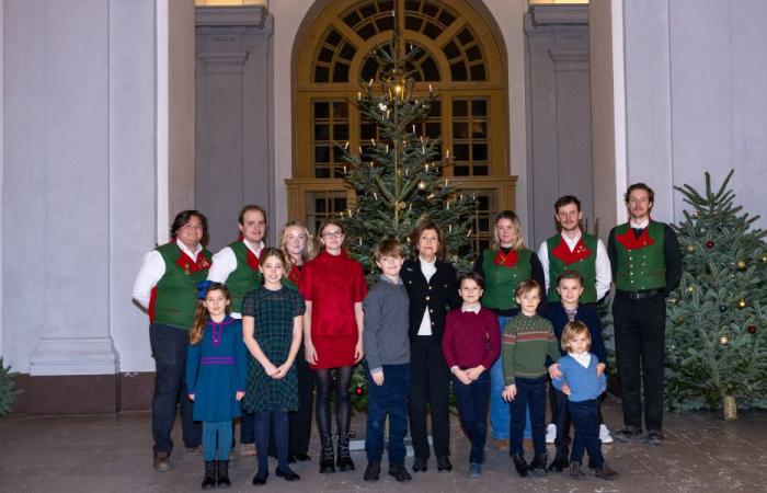 Rodeada de sus nietos, Silvia de Suecia recibe árboles de Navidad