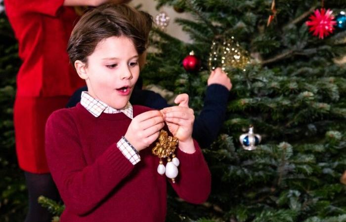 Rodeada de sus nietos, Silvia de Suecia recibe árboles de Navidad