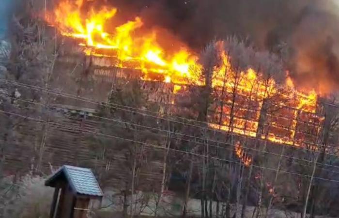 Gran incendio en una empresa de reciclaje