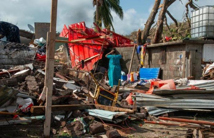 En Petite-Terre, con la energía de la desesperación, los habitantes ya están ocupados reconstruyendo