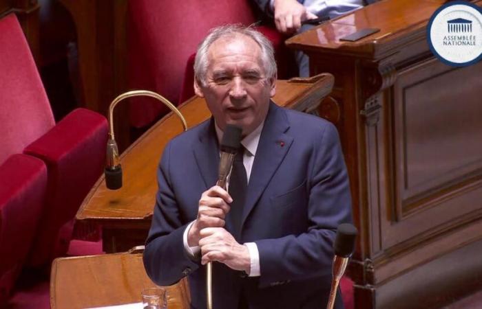 François Bayrou defiende su presencia en el consejo municipal durante la crisis de Mayotte, ante las acusaciones de Mathilde Panot