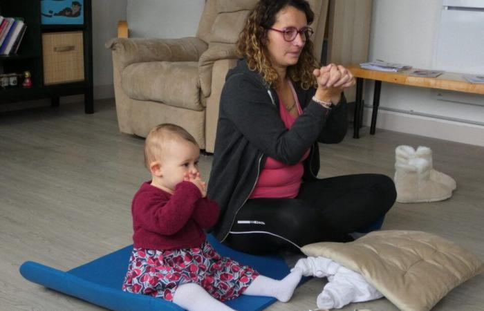 Yoga mamá-bebé… Élodie Roupenel ofrece talleres para padres en Calvados