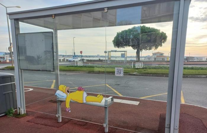 El artista de arte callejero Efix utiliza la ciudad de Royan como su patio de recreo