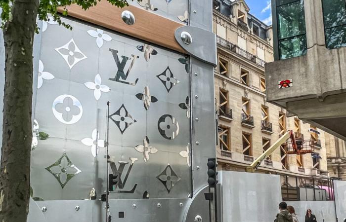 París: ¿El “baúl gigante” de Louis Vuitton en los Campos Elíseos enfrenta una amenaza legal?