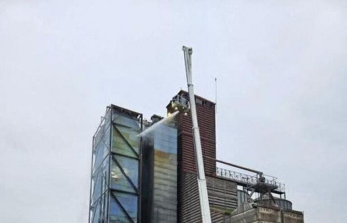 Sesenta bomberos se movilizaron por el incendio de un nuevo silo lleno de cereales