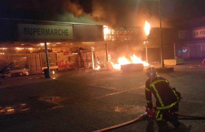 Un centro comercial arrasado por un incendio en Saint-Jean