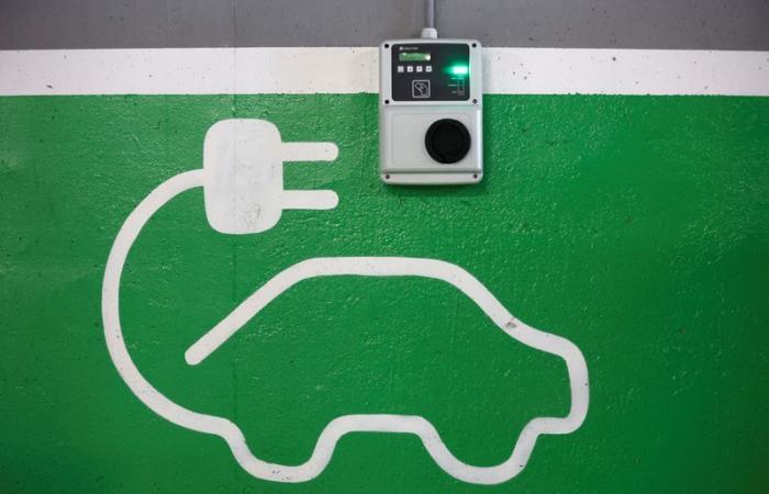 Los fabricantes de automóviles europeos están vendiendo vehículos eléctricos y aumentando los precios de los automóviles de gasolina a medida que se acercan nuevas normas sobre emisiones.