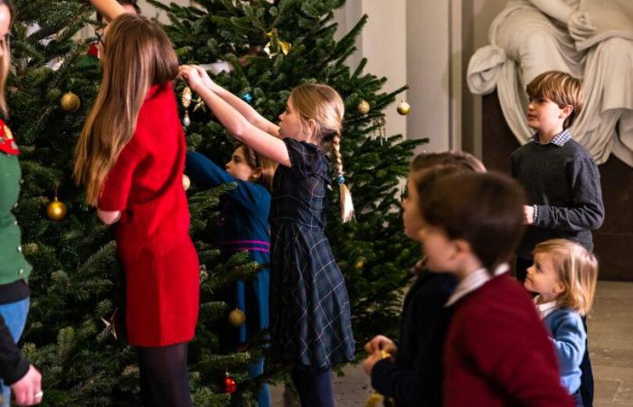 Rodeada de sus nietos, Silvia de Suecia recibe árboles de Navidad