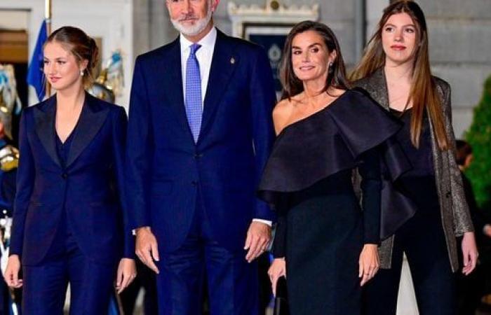 Letizia y Felipe VI de España junto a sus hijas Leonor y Sofía: finalmente revelada su simbólica tarjeta de felicitación