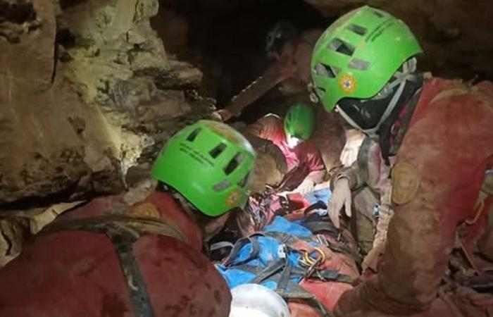 VIDEO. Está atrapado a casi 600 m de profundidad desde hace 3 días: un espeleólogo cae en una cueva, el rescate continúa