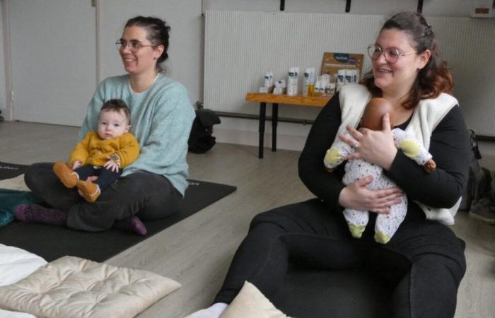 Yoga mamá-bebé… Élodie Roupenel ofrece talleres para padres en Calvados