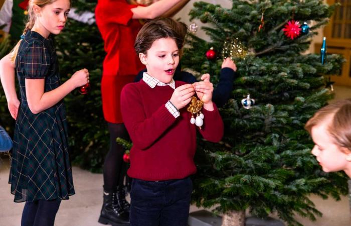 Los 8 nietos de la Reina Silvia se reunieron para decorar árboles de Navidad con su abuela