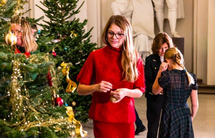 Los 8 nietos de la Reina Silvia se reunieron para decorar árboles de Navidad con su abuela