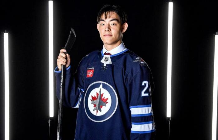 Hace historia en la NHL y firma un contrato inicial con los Jets