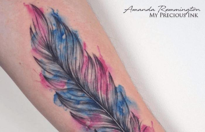 Los tatuajes de Noa-Lynn van Leuven explicados, desde un mono dardo con una capa de arcoíris en su brazo para lanzar hasta una pluma