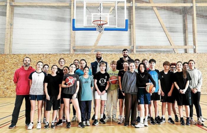 Los jugadores profesionales de baloncesto Milan Milovanovic y Jamar Abrams, profesores durante un día en el colegio Jean-Marie Le Bris de Douarnenez