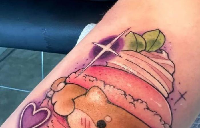 Los tatuajes de Noa-Lynn van Leuven explicados, desde un mono dardo con una capa de arcoíris en su brazo para lanzar hasta una pluma