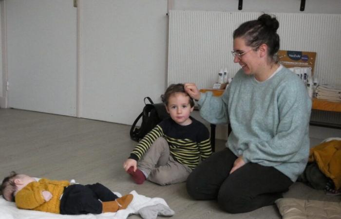 Yoga mamá-bebé… Élodie Roupenel ofrece talleres para padres en Calvados