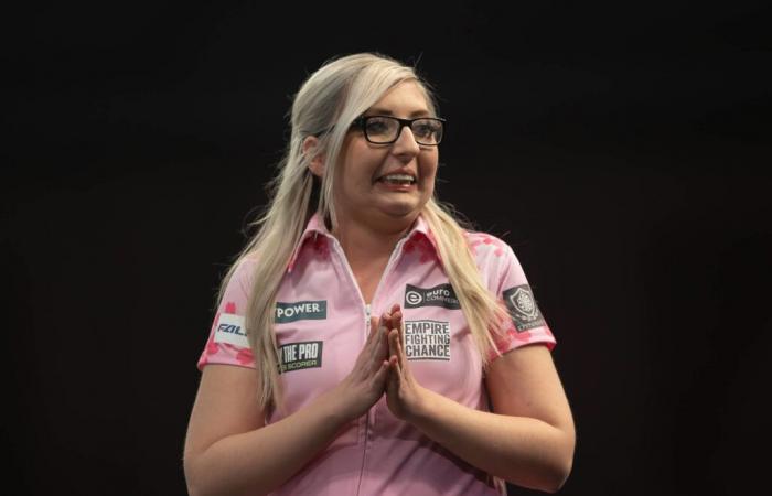 Fallon Sherrock superó a Ryan Meikle en la primera ronda del Campeonato Mundial PDC